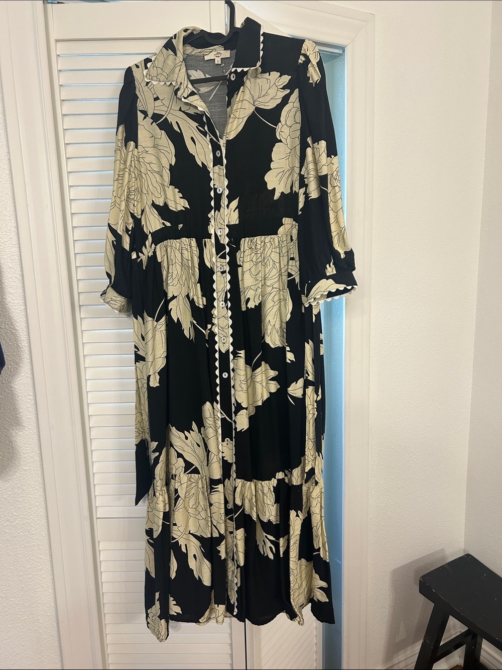 entro Black and Cream Floral Button-Front Maxi Dress